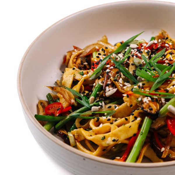 Вок с кальмаром и мидиями 