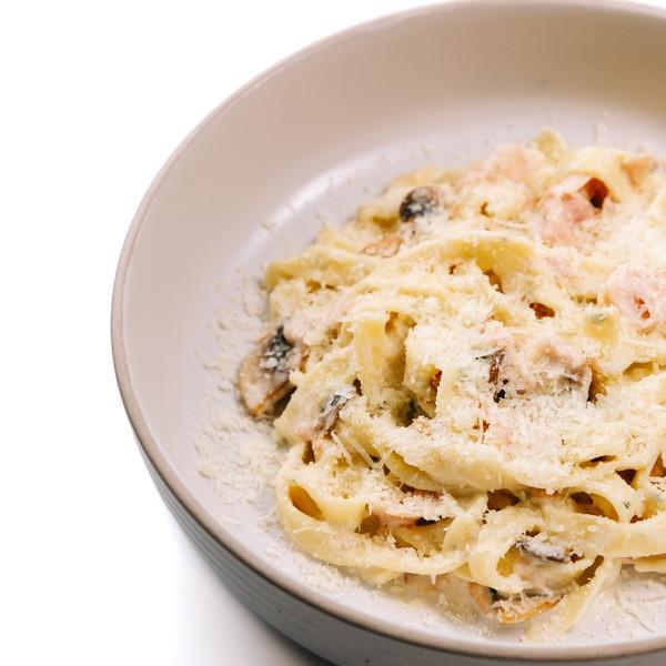 Паста с ветчиной и шампиньонами