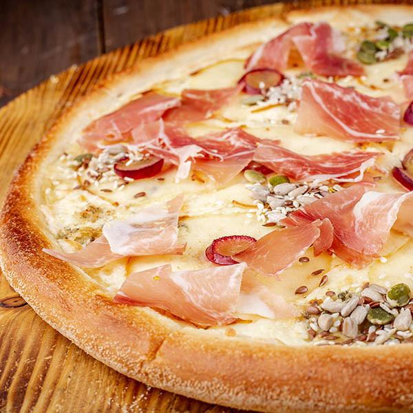 С пармским окороком и грушей 