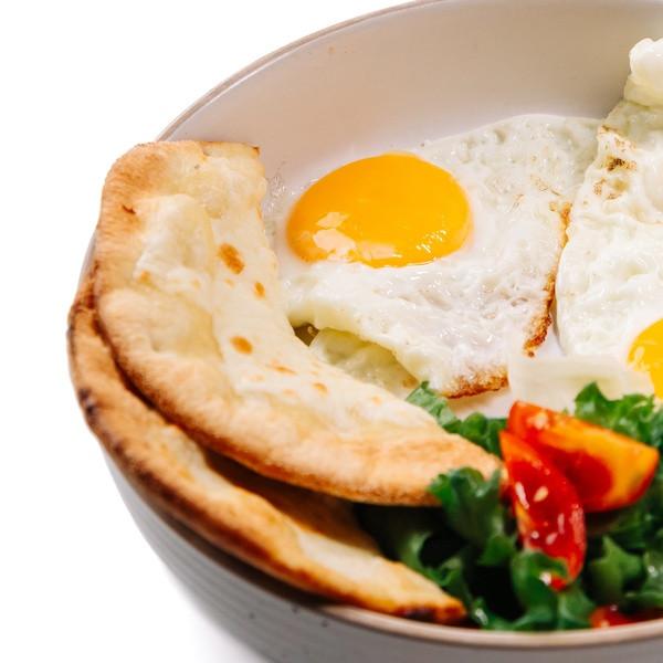 Глазунья с  салатным миксом 