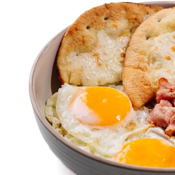 Глазунья с беконом и салатным миксом